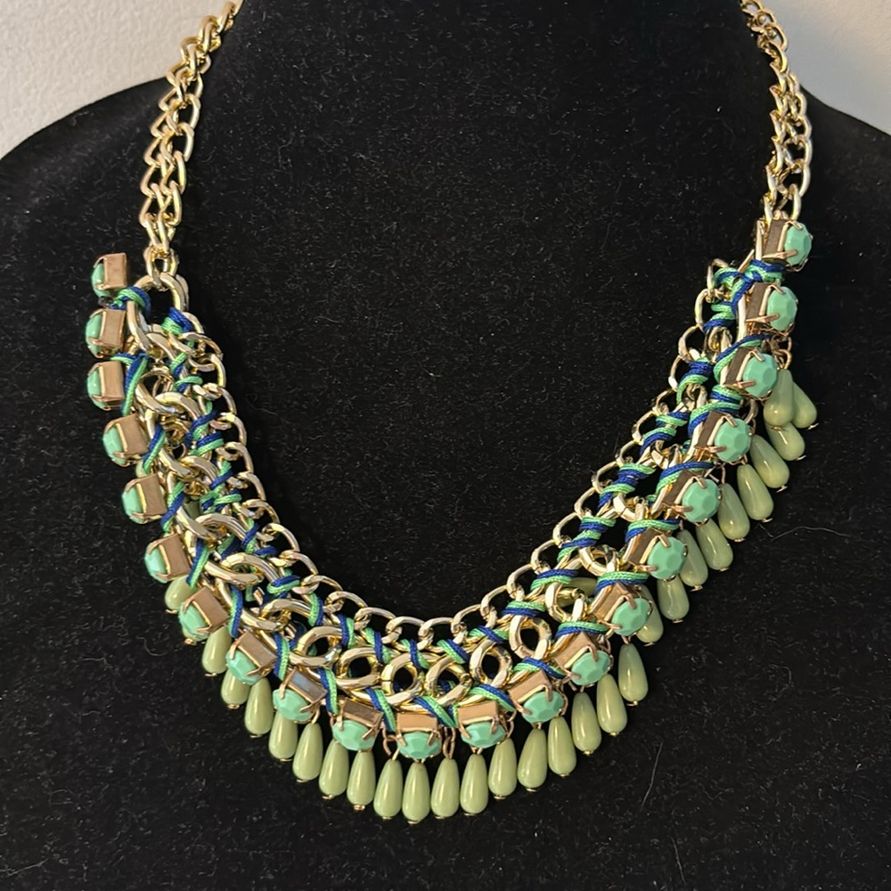 Cool layered gold tone and green bead necklace 18”